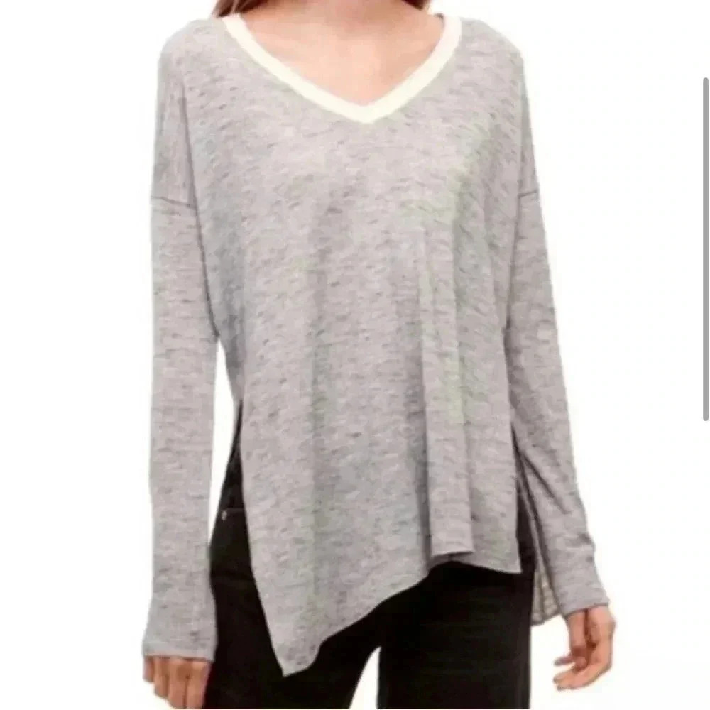 Aritzia - Wilfred Sherbrooke V-Neck Side Slit Top